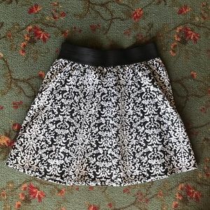 Patterned short skirt